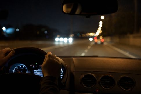 Conseils de sécurité pour conduire de nuit lors de longs trajets routiers