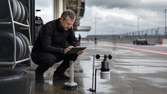 Comment la météo influence la stratégie des écuries de course