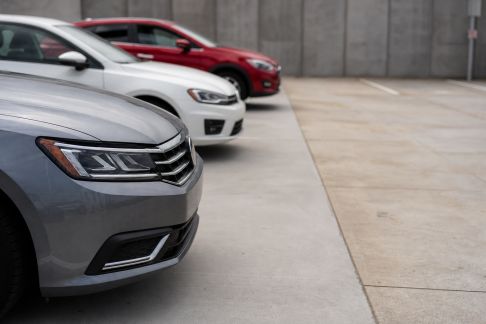 Acheter une voiture en fin de série : avantages et points de vigilance