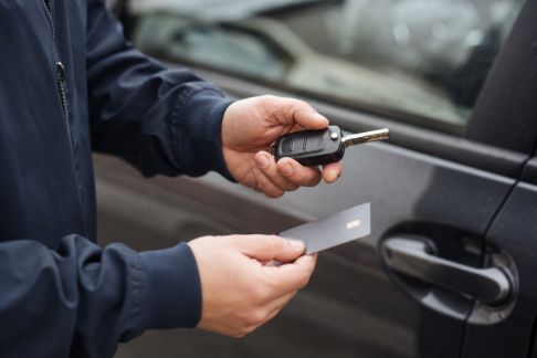 Économiser sur son assurance auto en changeant de mode de paiement : mythe ou réalité ?