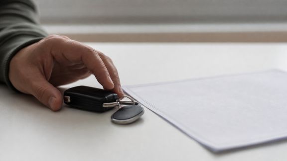 Peut-on suspendre temporairement son assurance auto ? Solutions et impacts sur le budget