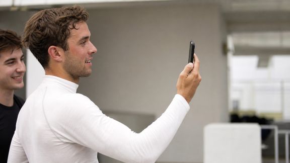 Sport auto et réseaux sociaux : comment pilotes et écuries engagent leurs fans
