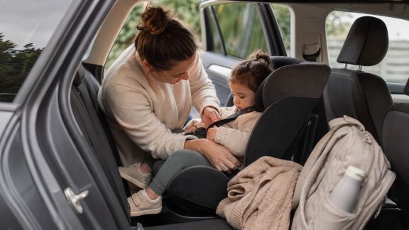 Voyager en sécurité avec des enfants en bas âge : équipements et astuces