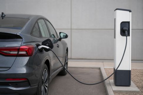Véhicules hybrides rechargeables : avantages, inconvénients et profils adaptés