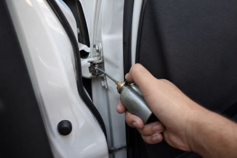 Pourquoi il faut régulièrement graisser les charnières des portières
