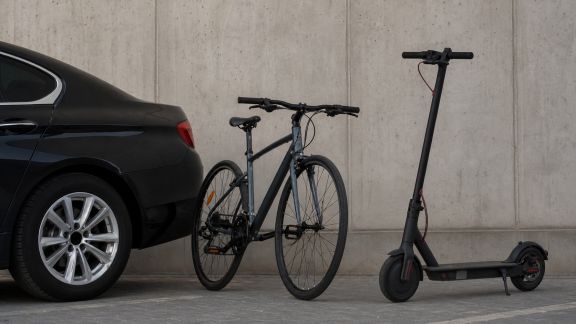 Assurance auto et mobilité douce : quels avantages financiers pour les conducteurs adoptant le vélo ou la trottinette ?