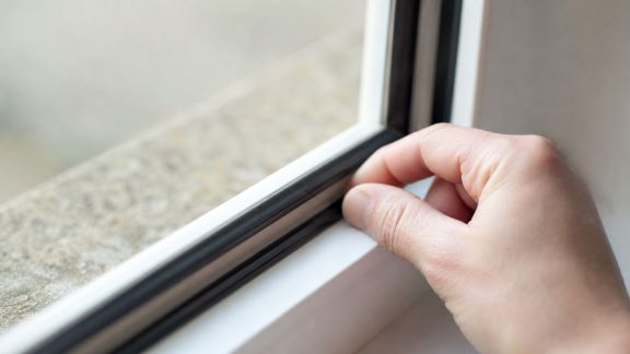 Astuces pour préserver l’étanchéité des joints de portes et fenêtres