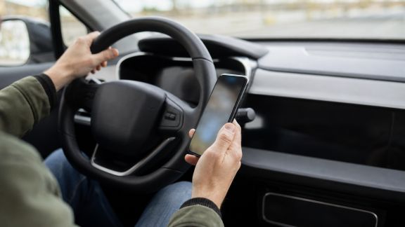 Comment les applications mobiles transforment l’expérience automobile en 2026