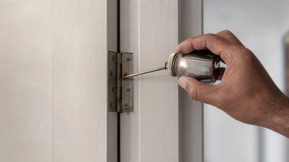 Graissage des charnières de portes : pourquoi et comment le réaliser correctement
