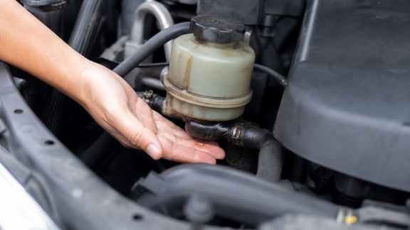 Guide pratique pour diagnostiquer une fuite de liquide de direction assistée