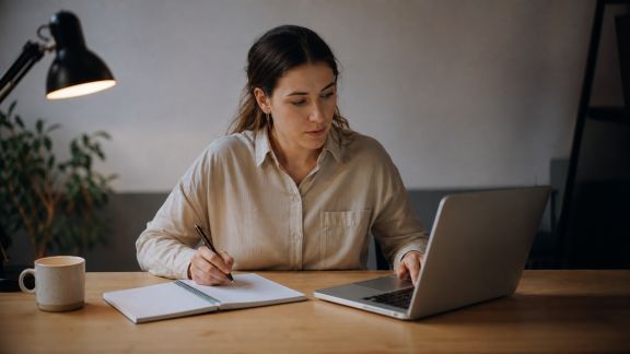 Souscription en ligne ou en agence : quelle méthode pour mieux gérer son budget assurance ?