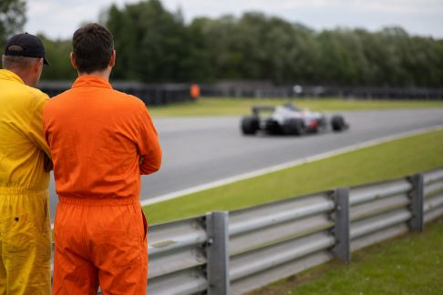 Comment devenir commissaire de piste ou bénévole en sport auto ?
