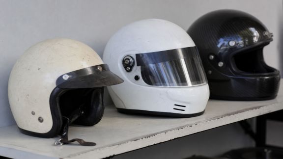 Les casques de pilotes : de la sécurité au design, l’objet culte du paddock