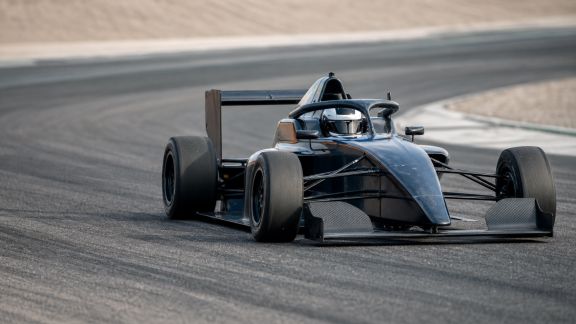Focus sur les voitures électriques en course : nouveaux défis et performances