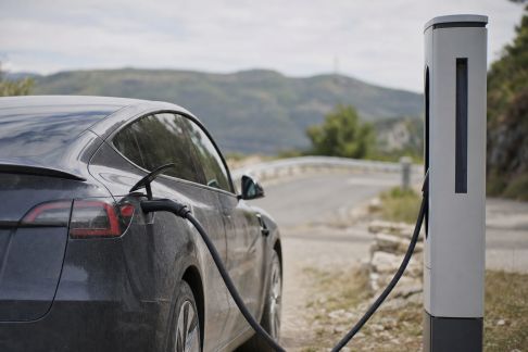 Road-trip en électrique : astuces pour éviter la panne sèche et profiter du voyage