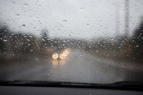 La conduite sous la pluie : astuces pour prévenir les accidents