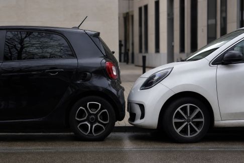 Comparatif : deux citadines électriques face aux défis du stationnement en ville