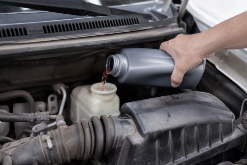L’importance de remplacer le liquide de direction assistée