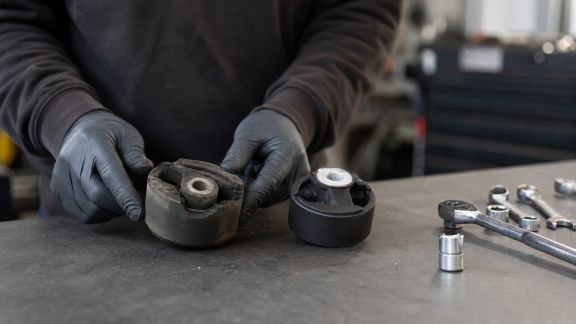 Contrôler et remplacer les silentblocs moteur : signes d’usure et démarche à suivre