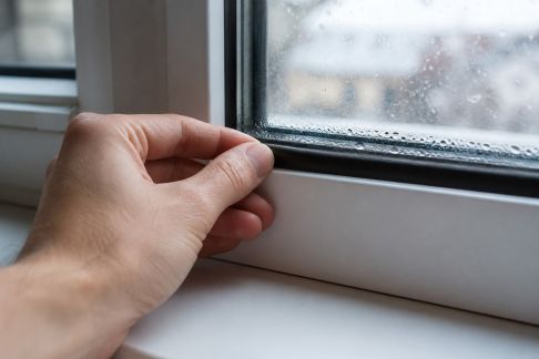 Protéger les joints de vitre contre le gel et les infiltrations d’eau