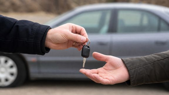 Acheter une voiture auprès d’un particulier ou d’un professionnel : quelles différences ?