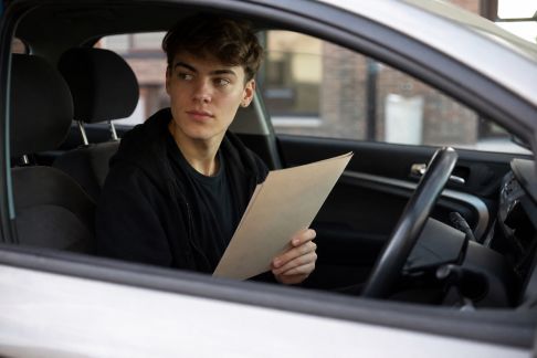Comment choisir l’assurance auto adaptée en tant que jeune conducteur