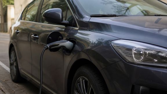Comment les voitures hybrides s’intègrent-elles dans la transition énergétique ?