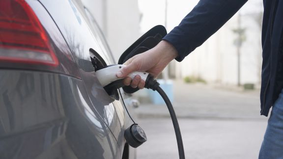Réduire l’empreinte carbone de sa voiture électrique ou hybride au quotidien