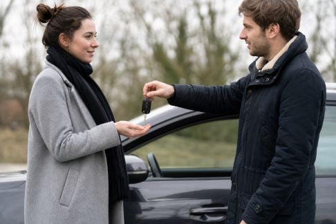 Assurance auto en cas de prêt de voiture : que dit la loi et comment bien couvrir son budget