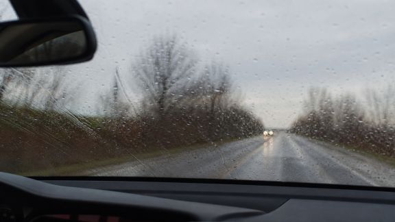 Conduire sous la pluie : techniques pour garder le contrôle et rester en sécurité