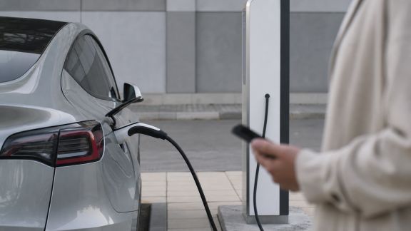 Comparatif : les meilleures applications pour localiser les bornes de recharge