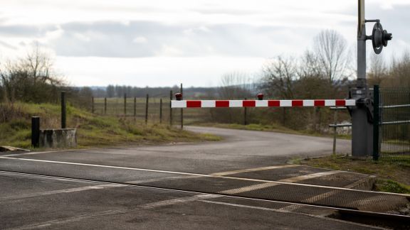 La sécurité aux passages à niveau : règles et précautions à respecter