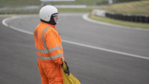 Le rôle du commissaire de piste : missions et formation au cœur des courses