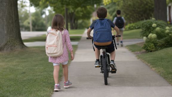Enfants à pied ou à vélo : sécuriser leurs trajets quotidiens