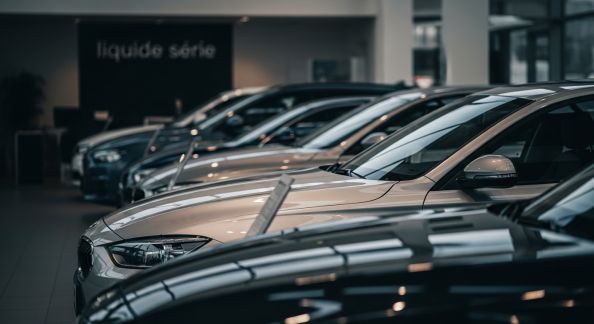 Acheter une voiture en fin de série : avantages et précautions