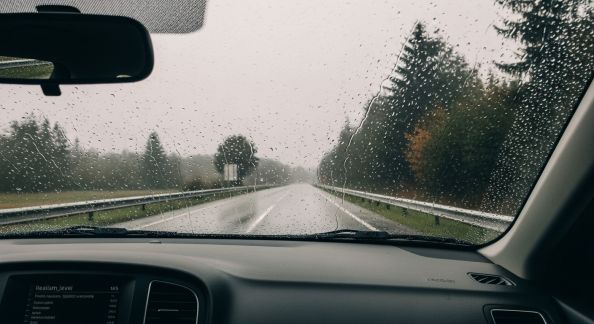 Comment adapter sa conduite sous la pluie : conseils essentiels